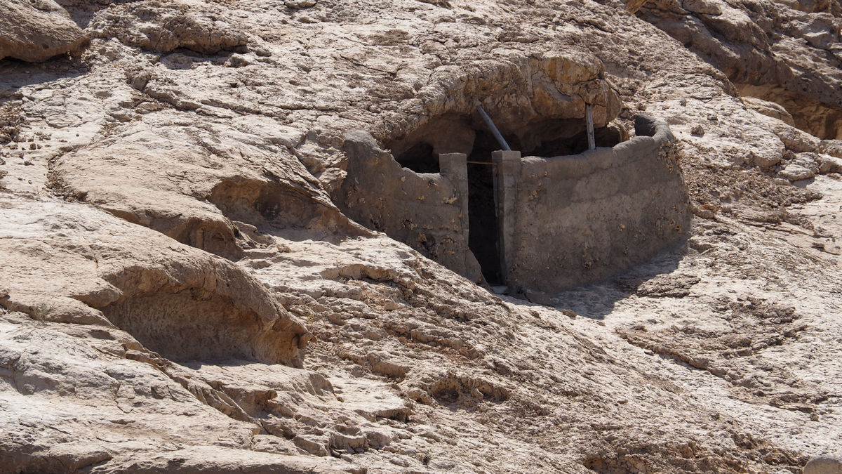 uralte Behausungen im Wadi Dhank