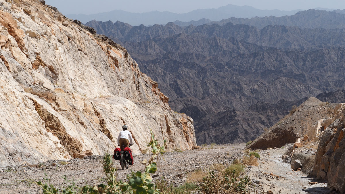 imposante Bergkette zwischen Wadi Al Ala‘ und Al Hamra