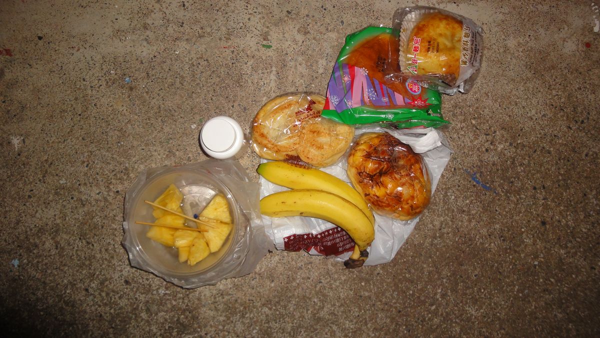 typisches 1. Frühstück: abgepackter Kuchen und Obst
