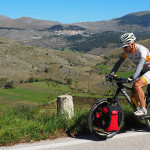 im Hintergrund: Castel del Monte