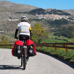 im Hintergrund: Castel del Monte