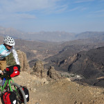 oman per bike: abfahrt richtung wadi bani awf und wadi a'sathan