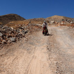 am Foto sieht man nicht wie steil und tief die Schotterpiste ins Wadi Al Ala‘ ist