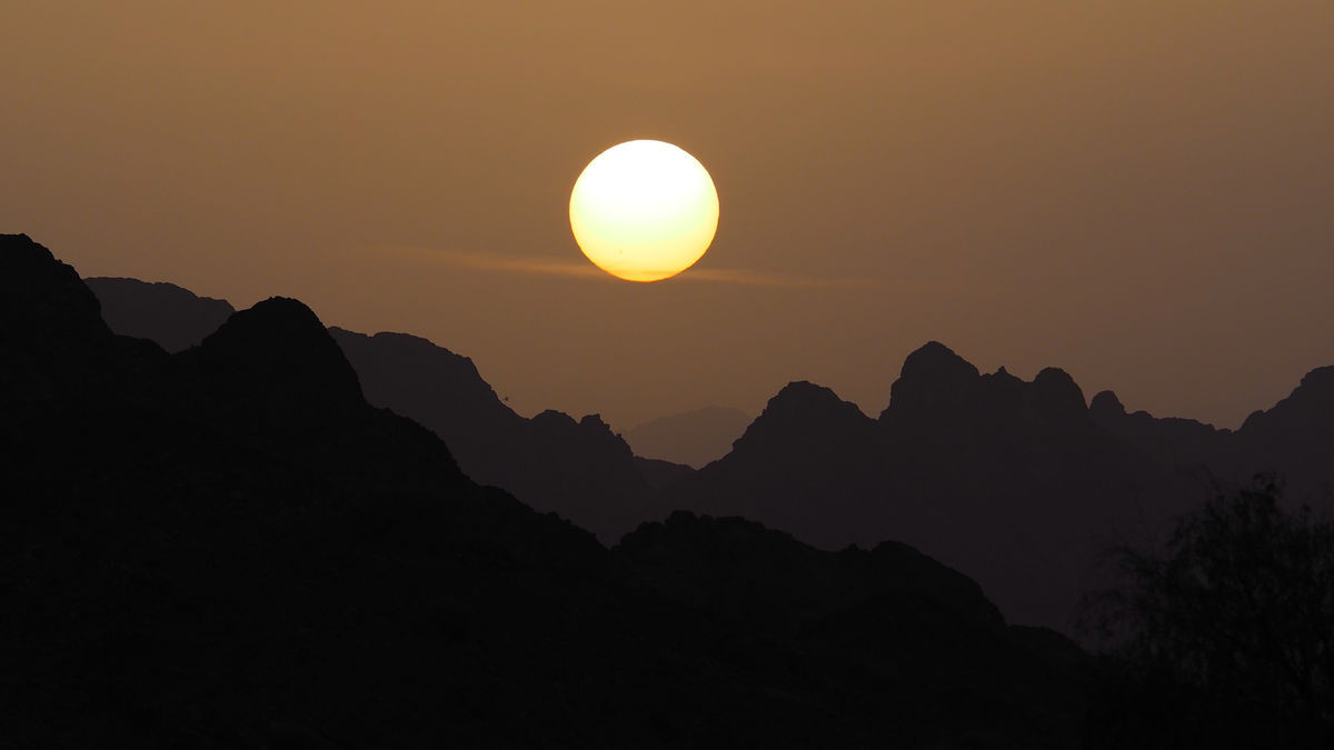 herrlicher Sonnenaufgang im Hadschar-Gebirge