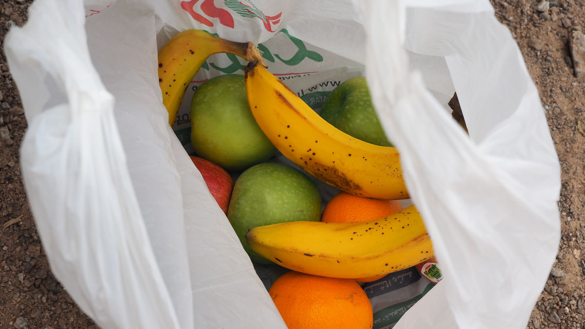 ein Omani schenkt uns einen Sack Obst