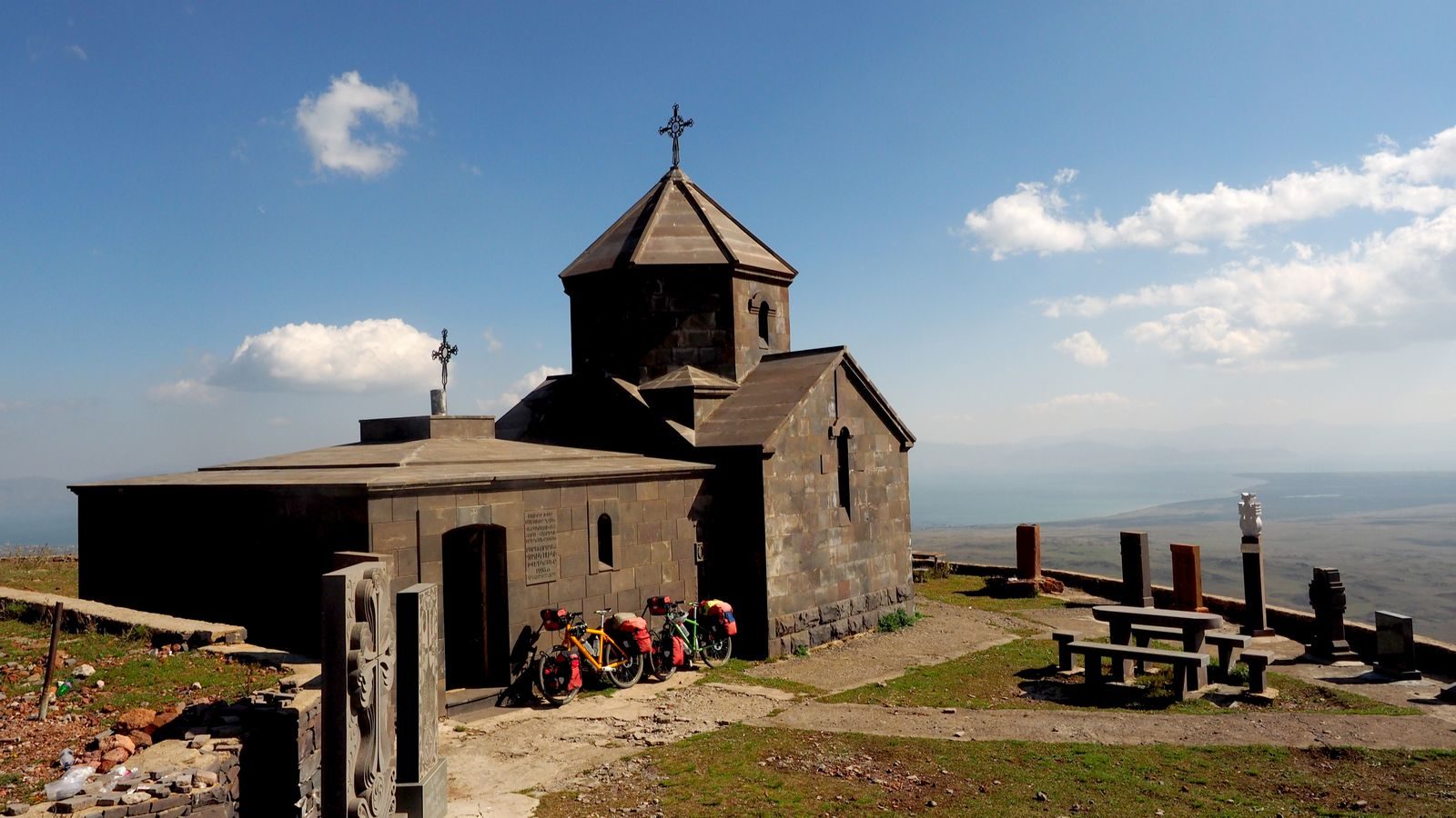 Radreise Armenien - Heilig-Kreuz-Kirche am Yeratumber-Vulkan